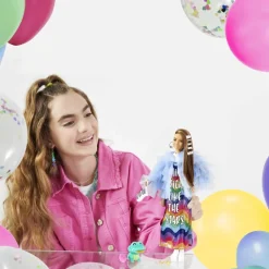 Barbie Muneca Morena Articulada Con Vestido Arcoiris, Accesorios De Moda Y Mascota Extra* Munecas Y Peluches